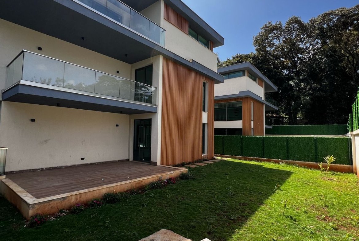 Luxurious 5 Bedroom Townhouse with DSQ for Sale