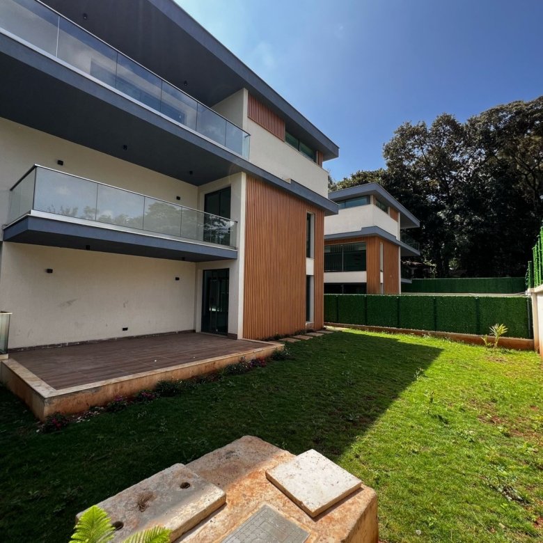 Luxurious 5 Bedroom Townhouse with DSQ for Sale