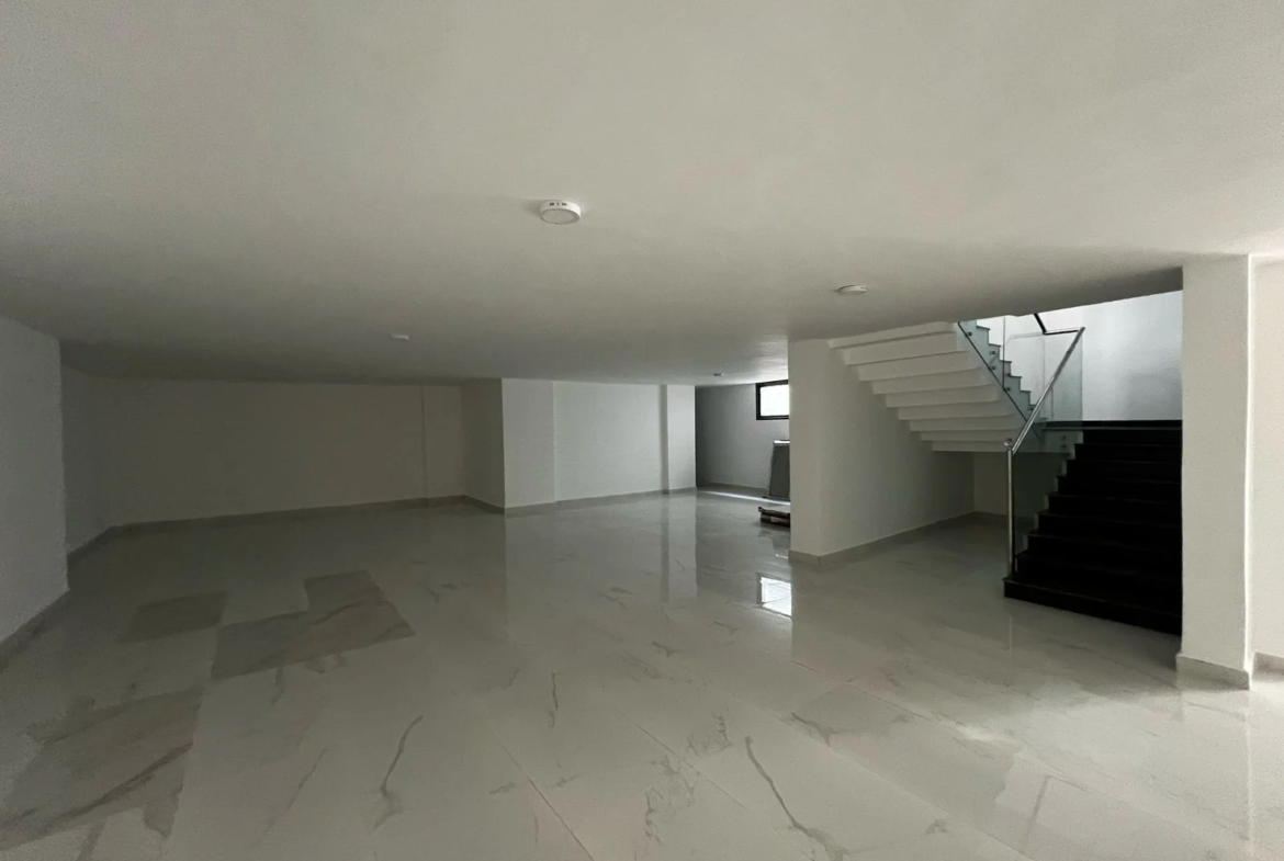 Luxurious 5 Bedroom Townhouse with DSQ for Sale