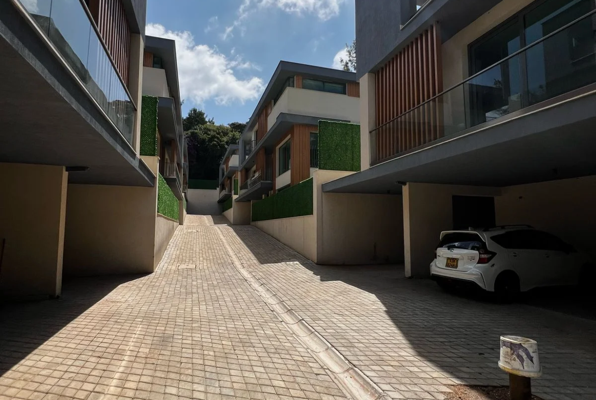 Luxurious 5 Bedroom Townhouse with DSQ for Sale