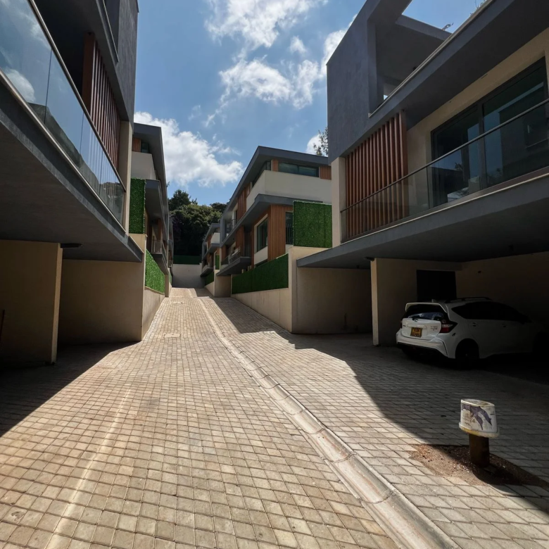 Luxurious 5 Bedroom Townhouse with DSQ for Sale