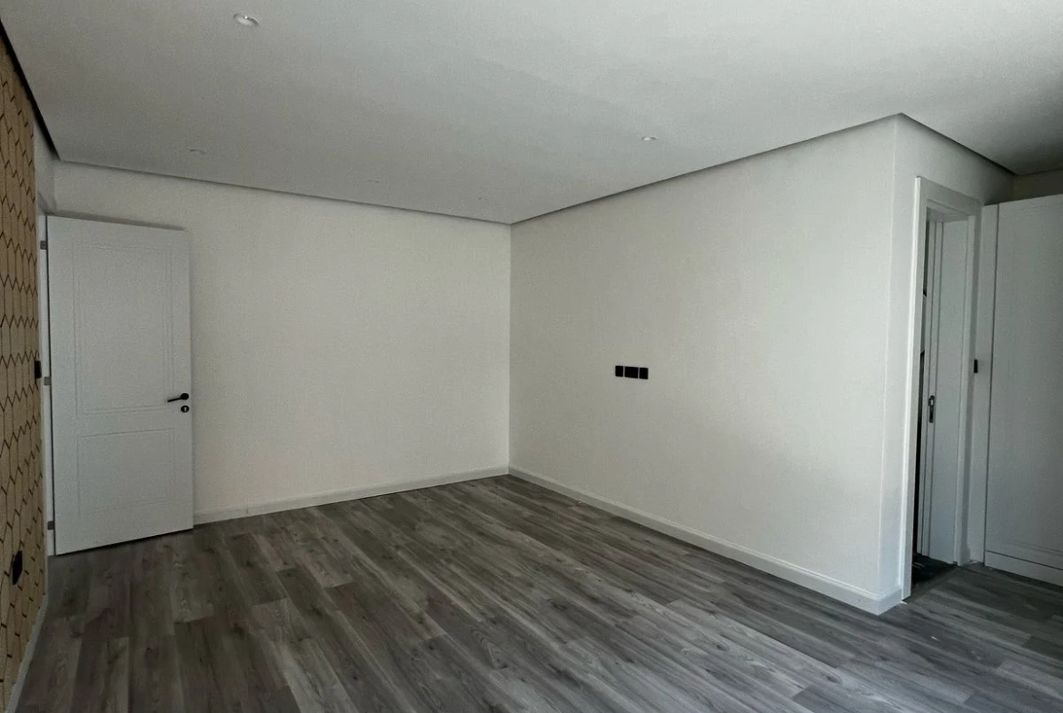 Luxurious 5 Bedroom Townhouse with DSQ for Sale