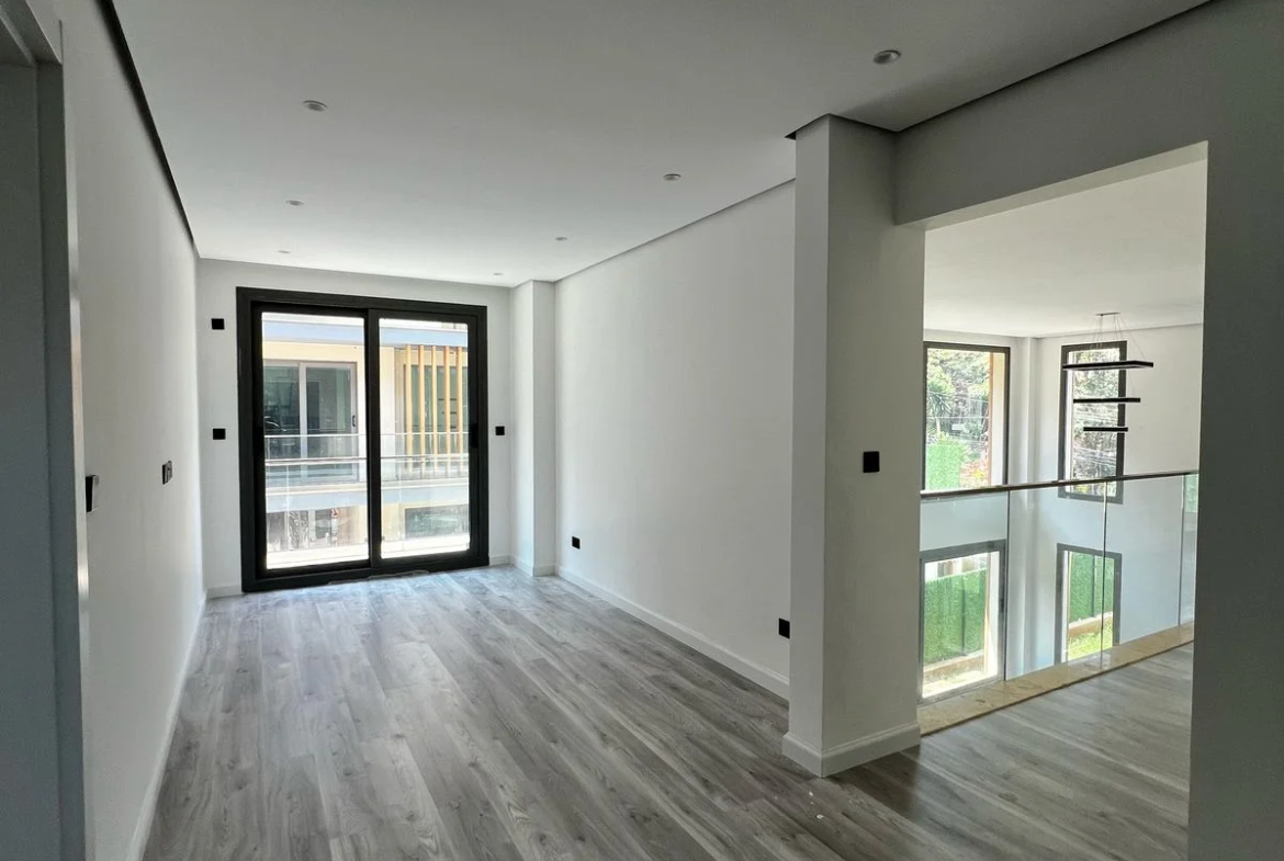 Luxurious 5 Bedroom Townhouse with DSQ for Sale
