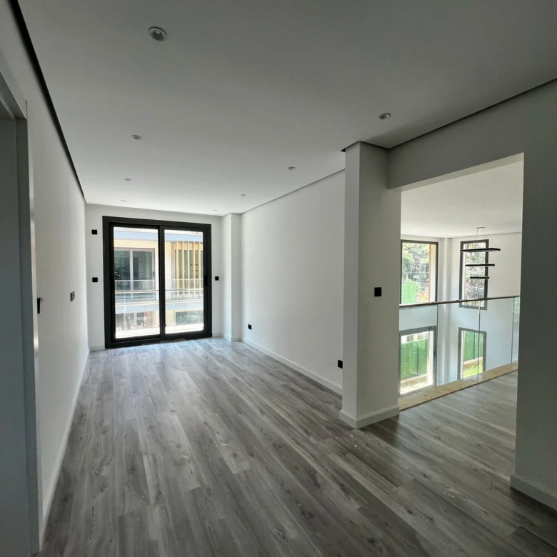 Luxurious 5 Bedroom Townhouse with DSQ for Sale